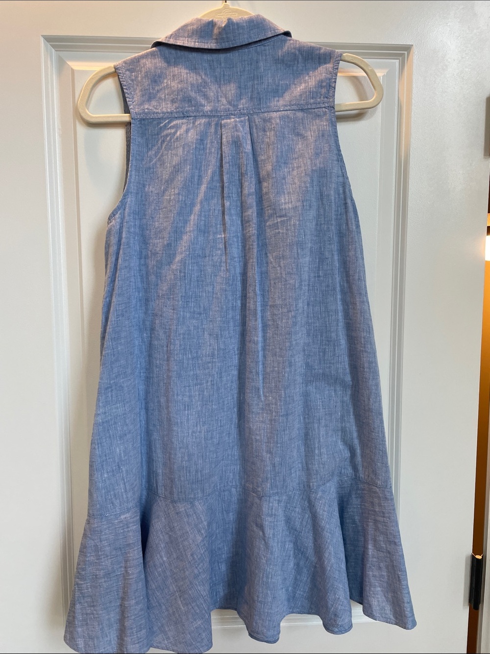 Tuckernuck Sleeveless Chambray Button-Front Dress in Light Blue - Picture 5 of 6